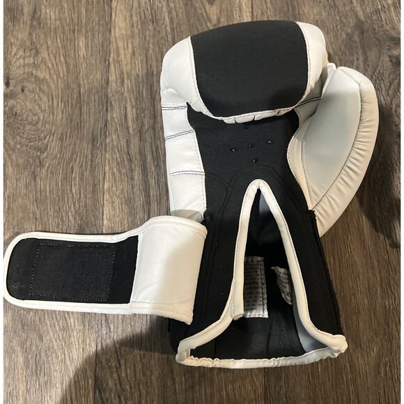Title Boxing White/Black Gel Gloves Size XLarge - Picture 4 of 5
